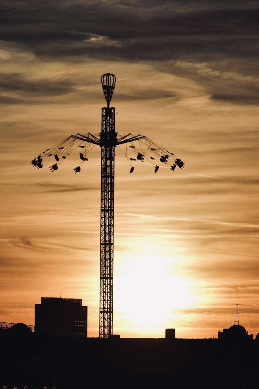 Kettenkarussell im Sonnenuntergang auf dem Oktoberfest