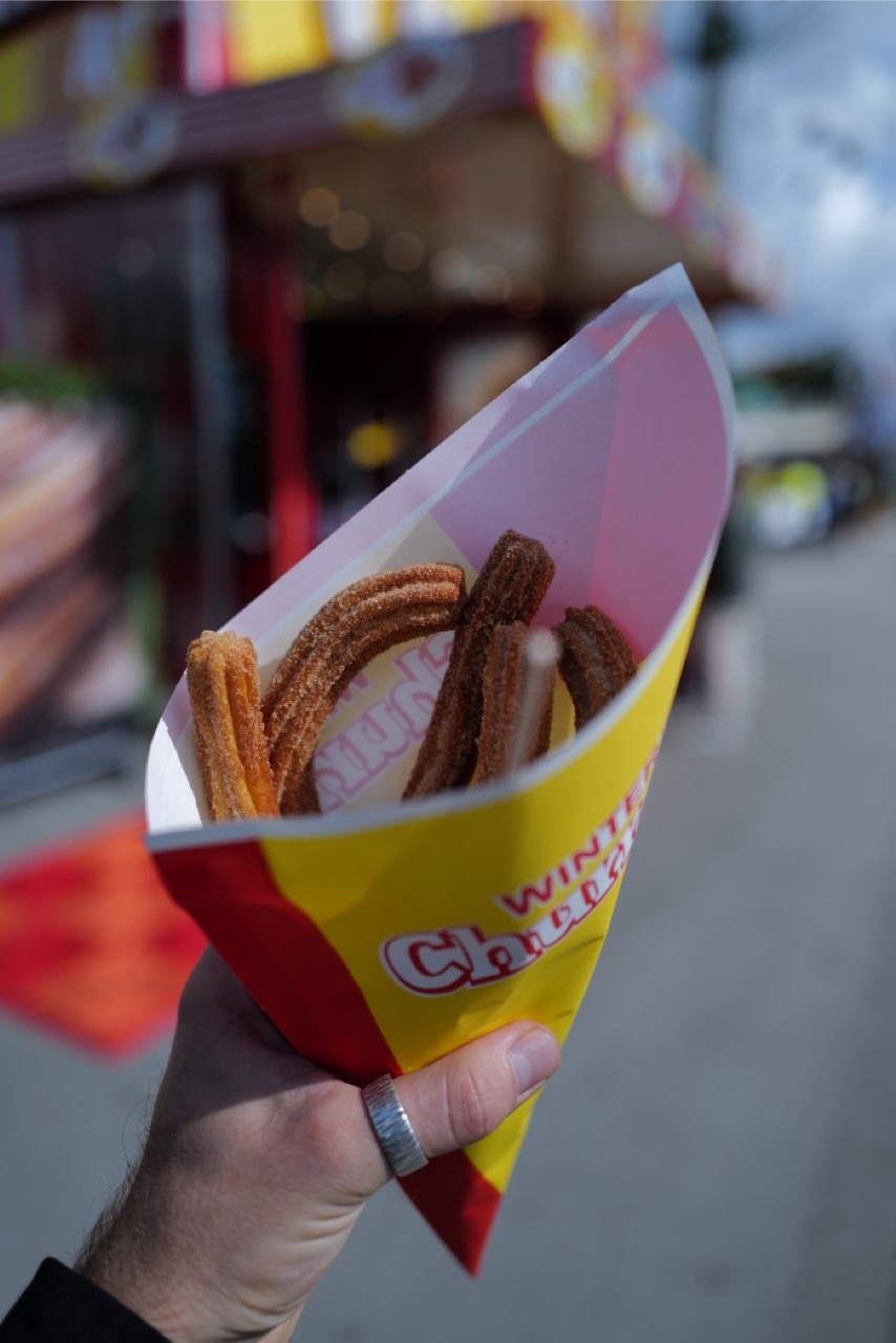 Churros in der Tüte vor dem Stand