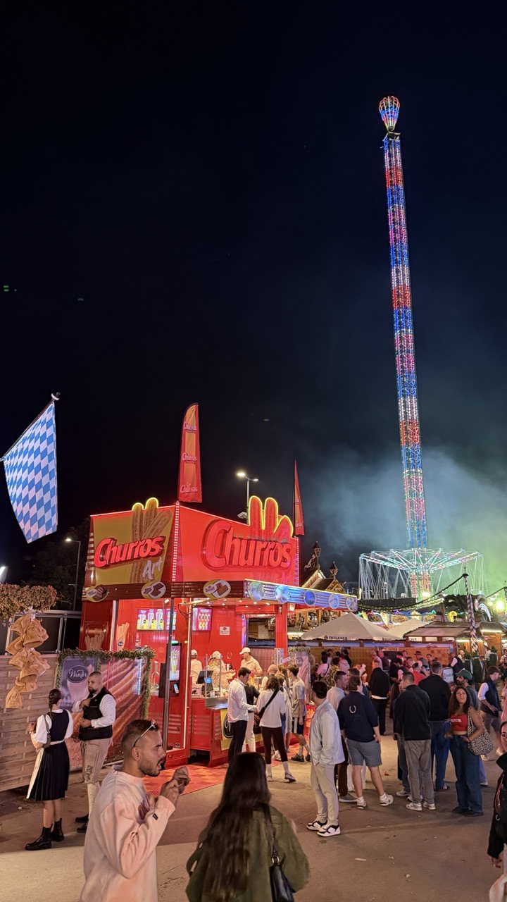 Abendstimmung auf dem Oktoberfest am Stand von Feinkost Winter